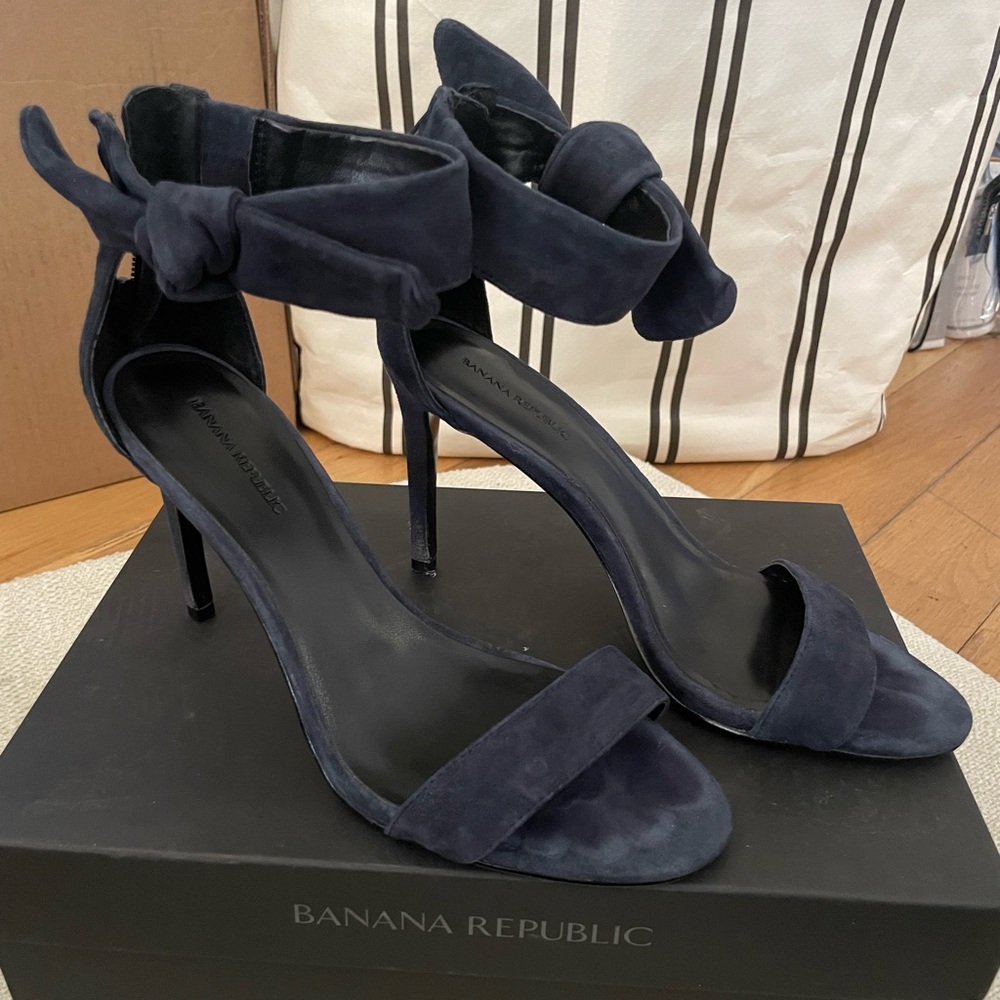 7.5W Banana Republic Suede Jasmin Heel (Navy Blue)